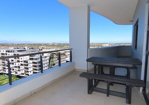 Outdoor dining - Cape Town Luxury Stays Knightsbridge Luxury Apartment Century City (Cape Town)