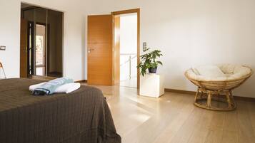 7 bedrooms, desk, WiFi, bed sheets