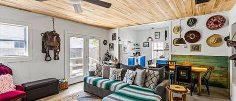 TV connectée, cheminée, livres