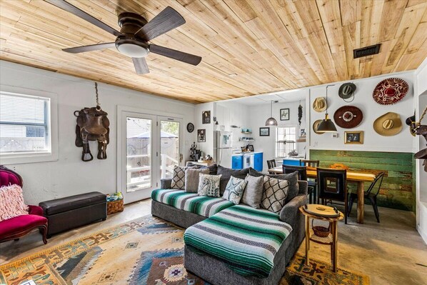 Smart-TV, Kamin, Bücher