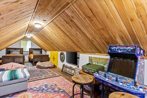 Games room - Relax at Cowboy Casa with KING Bed! Close to beach with HOT TUB! (Galveston)