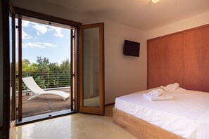 4 bedrooms, in-room safe, iron/ironing board, travel cot - Prestigious seaside villa with parking spaces (Santa Margherita di Pula)