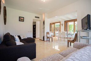 TV, fireplace, DVD player, books - Prestigious seaside villa with parking spaces (Santa Margherita di Pula)