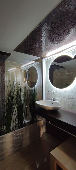 Shower, hair dryer, bidet, towels - The Dragon of St. George (Napoli)