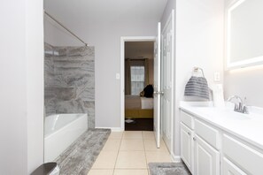 Haartrockner, Handtücher, Seife, Toilettenpapier