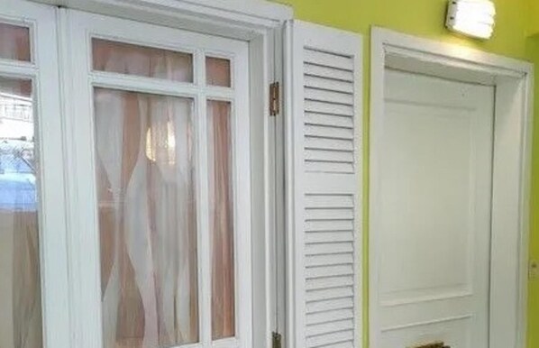 Exterior detail - Minimal - Olympiados (Thessaloniki)