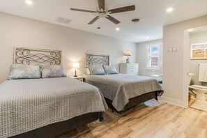 1 dormitorio, escritorio, tabla de planchar con plancha y cuna de viaje