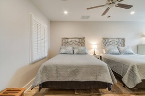 1 Schlafzimmer, Schreibtisch, Bügeleisen/Bügelbrett, Reisekinderbett