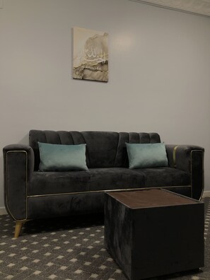 Suite – deluxe | Oppholdsområde | En 50-tommers LED-TV med digitale kanaler