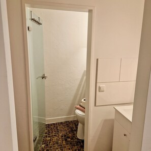 Secadora de cabello, jabón, papel de baño