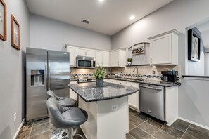 Fridge, microwave, oven, stovetop - 25% OFF 3BD Home Garage HWY 360 Grand Prairie GP020
(Grand Prairie)