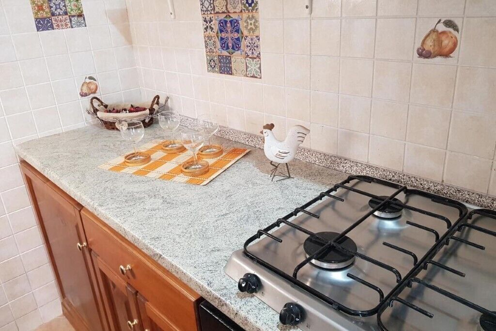 Kühlschrank, Ofen, Herdplatte, Wasserkocher mit Kaffee-/Teezubehör