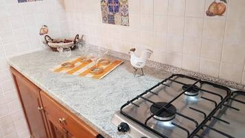 Kühlschrank, Ofen, Herdplatte, Wasserkocher mit Kaffee-/Teezubehör