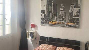 Een strijkplank/strijkijzer, gratis wifi, beddengoed