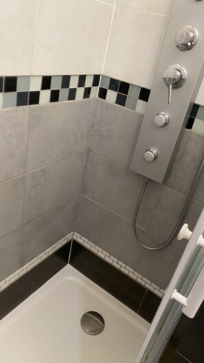 Dusche, Haartrockner, Handtücher, Seife