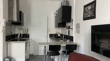 Een koelkast, een oven, een kookplaat, een koffiezetapparaat/waterkoker