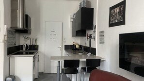 Fridge, oven, stovetop, coffee/tea maker