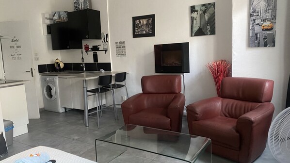 Smart TV, fireplace