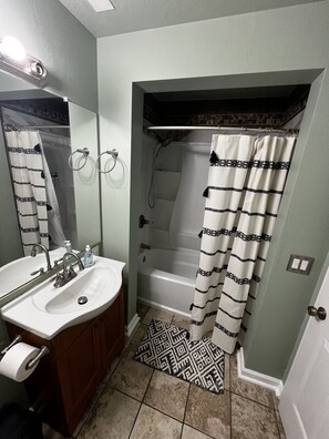 Secador de pelo, toallas, jabón y champú