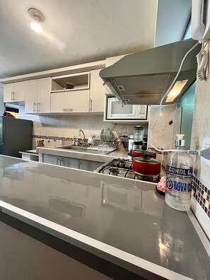 Refrigerador, microondas, horno y parrilla de estufa