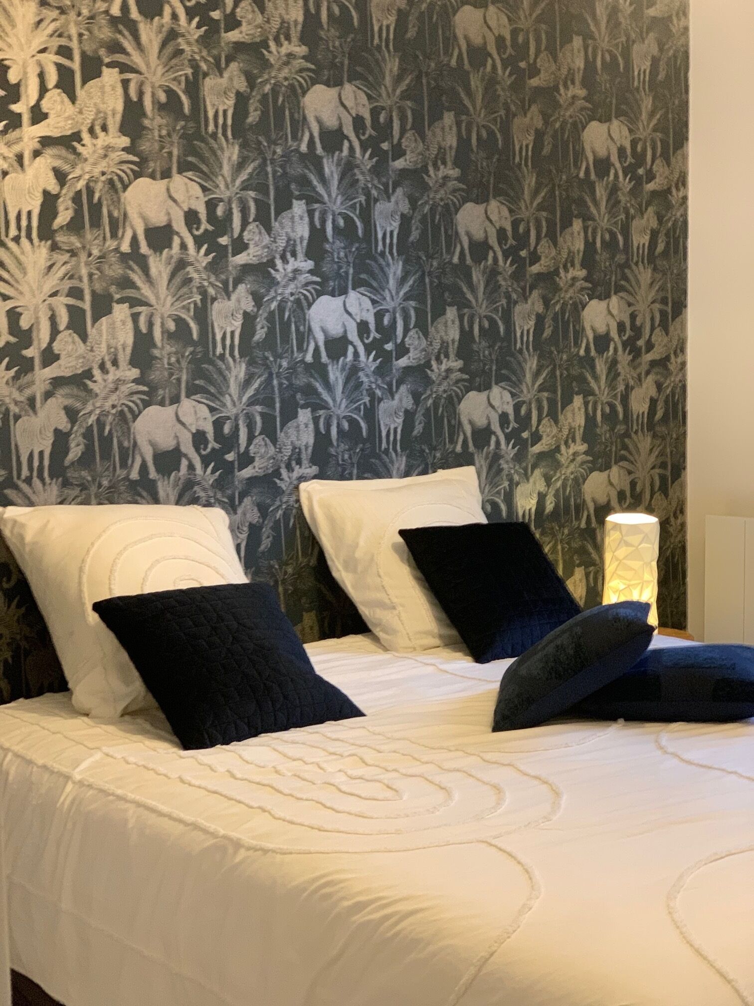 4 chambres, bureau, fer et planche à repasser, lit parapluie