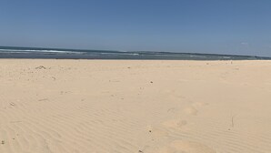 A wide sandy beach with gentle waves and a clear blue sky. - Maison Avec Piscine. Animaux de Compagnie Acceptés (La Tremblade)