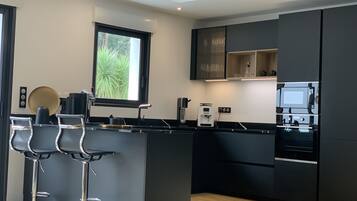 Réfrigérateur, micro-ondes, four, plaque de cuisson