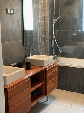 Dusj, hårføner og håndklær