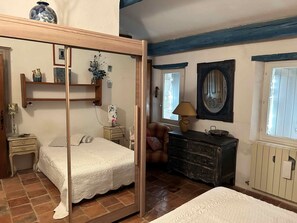 4 slaapkamers, een strijkplank/strijkijzer, gratis wifi, beddengoed