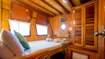 8 bedrooms, WiFi, bed sheets