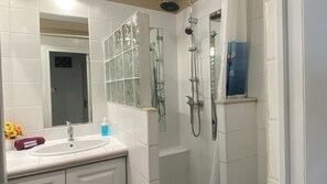 Een douche, een haardroger, handdoeken, zeep