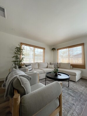 Smart-TV, Bücher, Stereoanlage