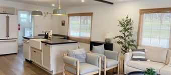 BEAUTIFUL, REMODELED HOME WITH EASY ACCESS TO LAKE AND RIVER - PET FRIENDLY