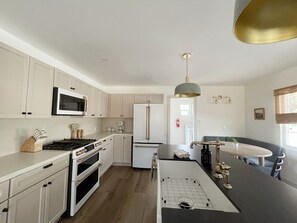 Frigorífico, microondas, horno y placa de cocina