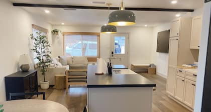 BEAUTIFUL, REMODELED HOME WITH EASY ACCESS TO LAKE AND RIVER - PET FRIENDLY