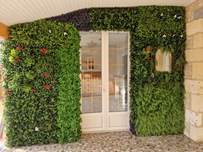 Exterior detail - La Grange des Vignes Maison vue sur la Vallée aux Milieux des Domaines de vin (Pomport)