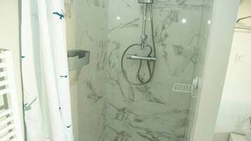 Douche, sèche-cheveux, savon, papier toilette