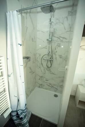 Douche, sèche-cheveux, savon, papier toilette