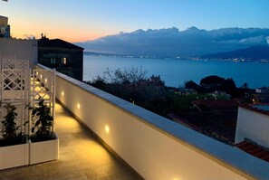 A balcony with a view of a body of water and mountains in the distance. - Villa Azzurra (Vico Equense)