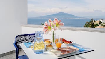 Desayuno a la carta todos los días (con cargo)
