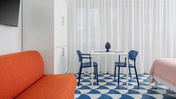 Appartamento Deluxe | Area soggiorno | Smart TV 43 pollici con canali digitali