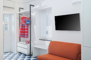 Departamento Deluxe | Área de sala de estar | Smart TV de 43 pulgadas con canales digitales