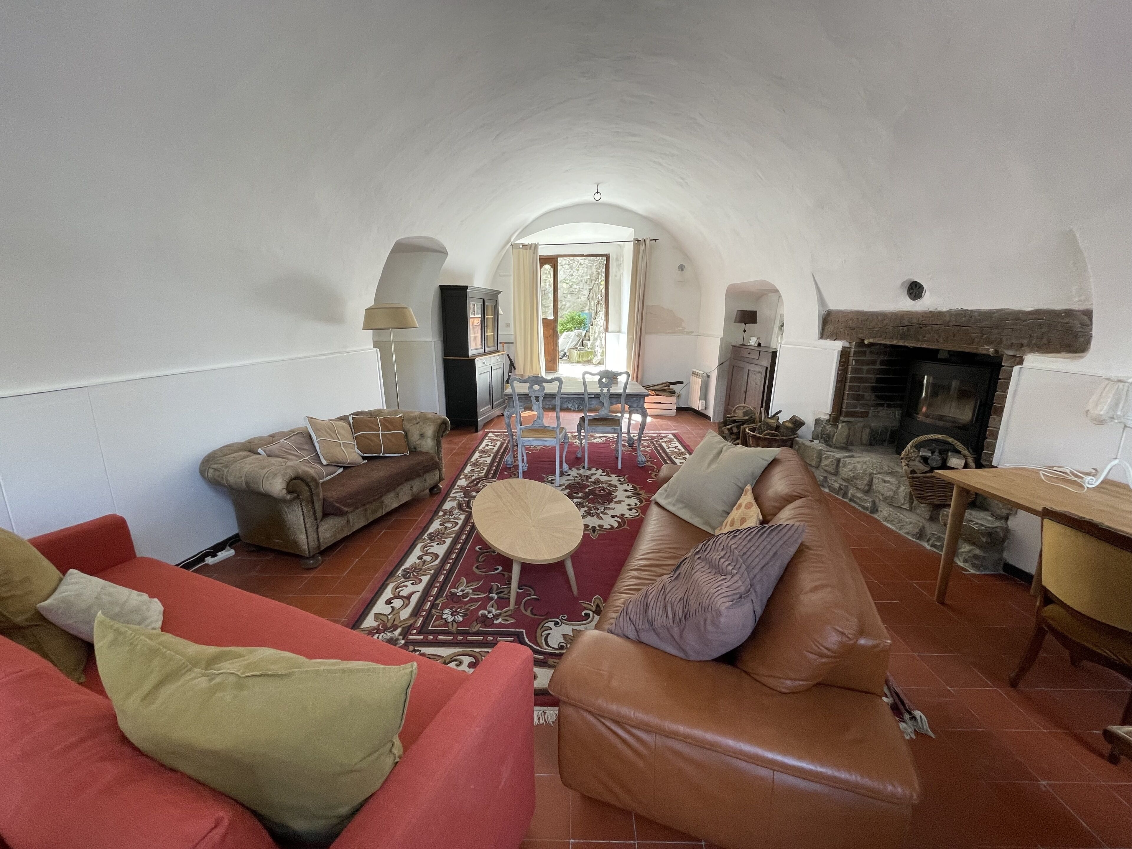 电视、壁炉、DVD 播放器