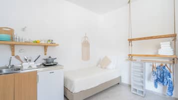 Deluxe-Dreibettzimmer, Veranda, Meerblick | Kostenloses WLAN, Bettwäsche