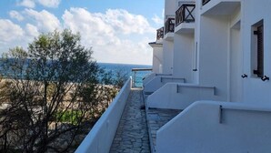 Un sendero que lleva a un edificio con vista al mar.