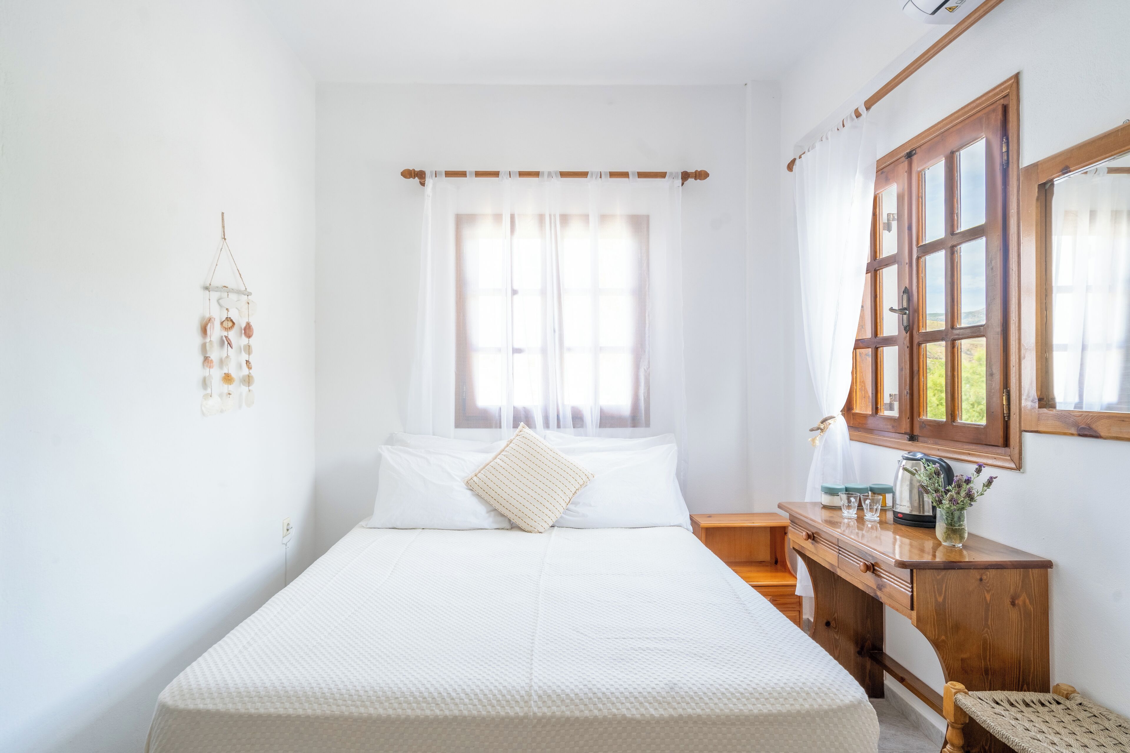 Traditional Triple Room, Lanai, Sea View | Wi-Fi ฟรี, ผ้าปูที่นอน