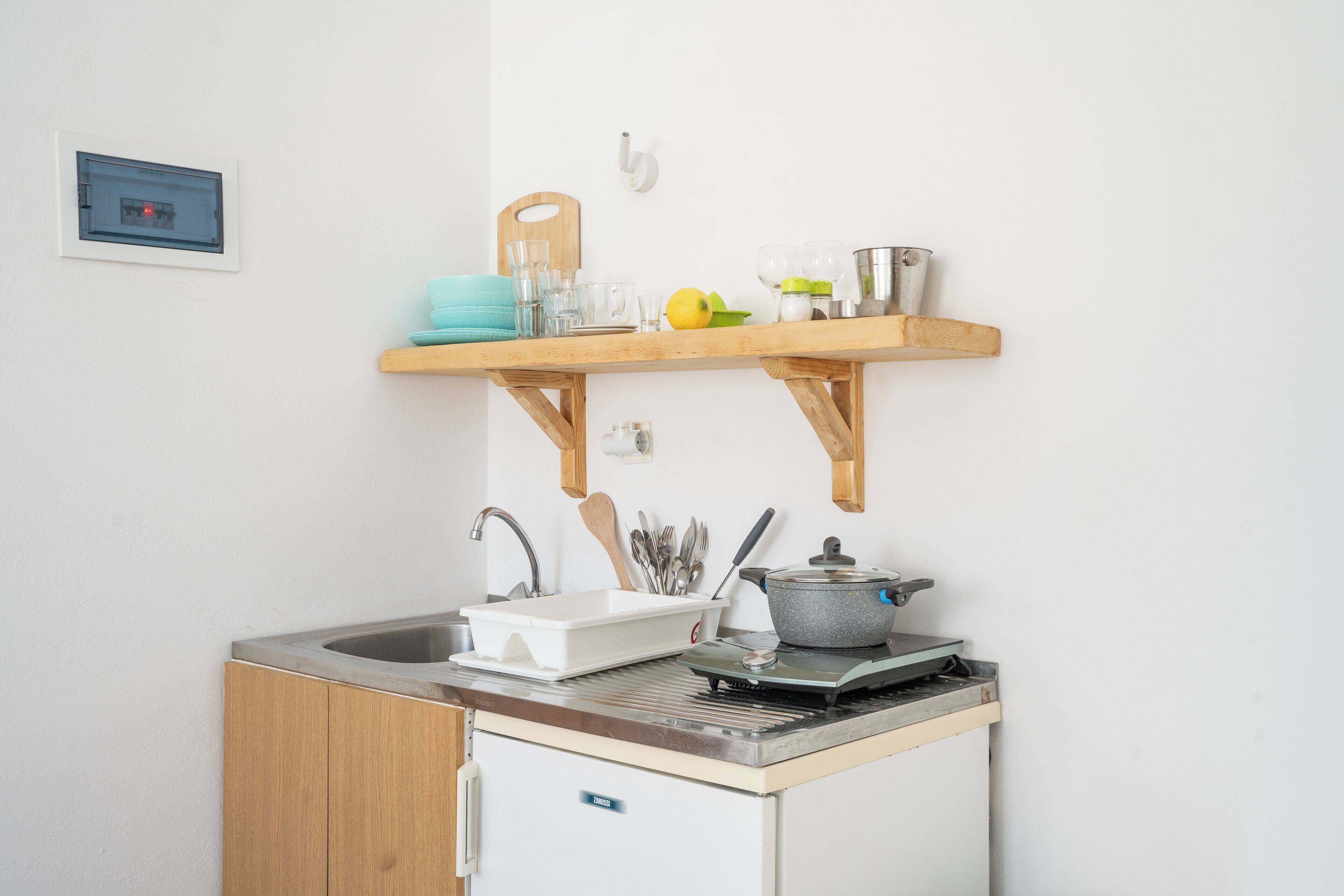 Habitación triple Deluxe, lanai, vista al mar | Cocina privada | Refrigerador, parrilla de estufa y utensilios de cocina 