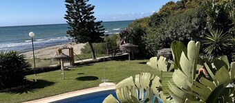 Charming renovated apartment on the coastline with pool. Top location! 