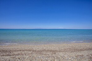 Sulla spiaggia, lettini da mare, teli da spiaggia