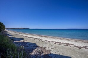 على الشاطئ، كراسي للتشمس، مناشف للشاطئ